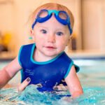 Traje De Neopreno Para Bebé Finis Cozy Swimmer UPF50+ B - Imagen 2